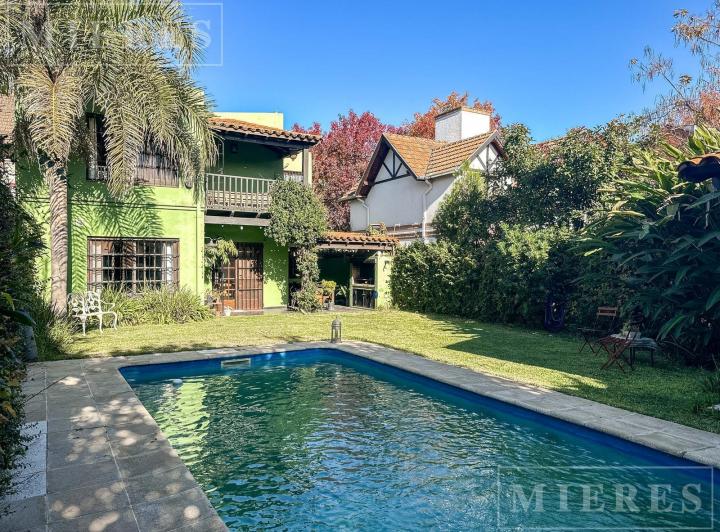 Casa · 202m² · 5 Ambientes · 3 Cocheras