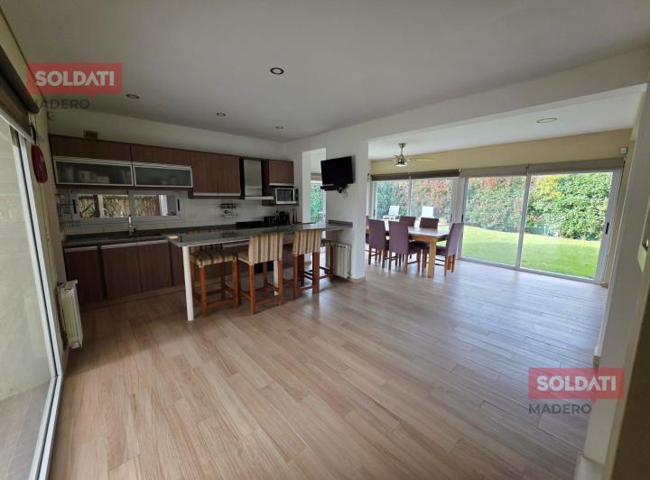 Casa · 135m² · 5 Ambientes · 4 Cocheras