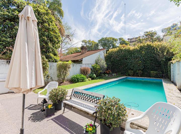 Casa · 250m² · 5 Ambientes · 3 Cocheras