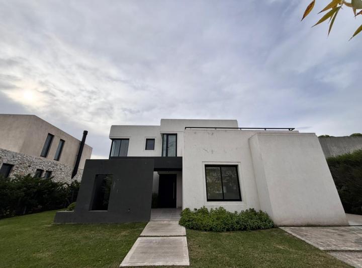 Casa · 265m² · 6 Ambientes · 3 Cocheras