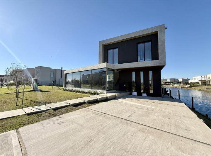 Casa · 236m² · 4 Ambientes · 4 Cocheras