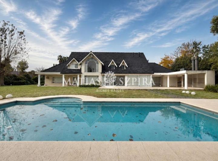 Casa · 440m² · 5 Ambientes · 2 Cocheras