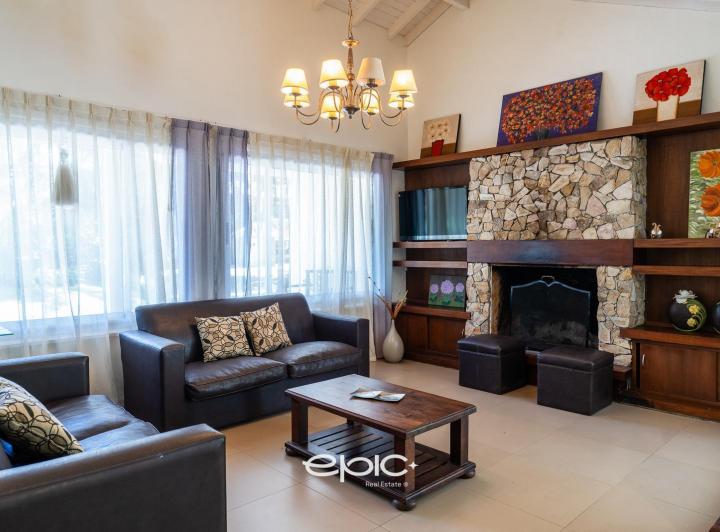 Casa · 260m² · 4 Ambientes · 2 Cocheras