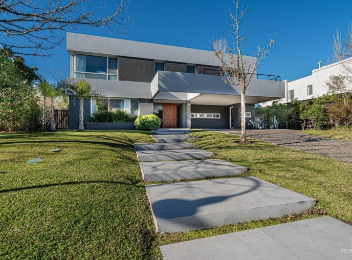 Casa · 355m² · 5 Ambientes · 4 Cocheras