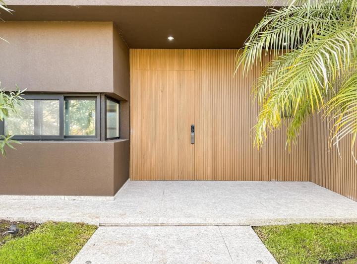 Casa · 460m² · 8 Ambientes · 4 Cocheras