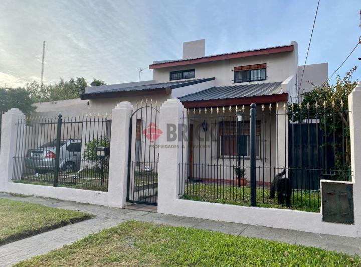 Casa · 280m² · 8 Ambientes · 3 Cocheras