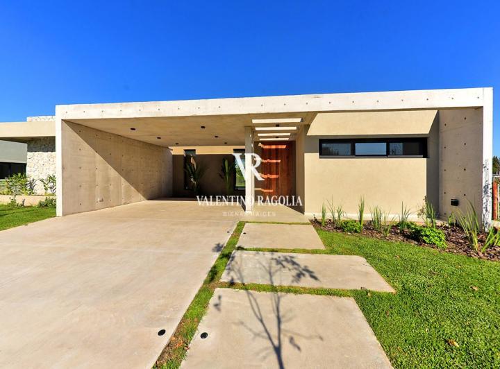 Casa · 219m² · 5 Ambientes · 2 Cocheras