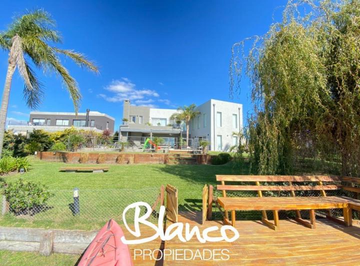 Casa · 232m² · 5 Ambientes · 2 Cocheras