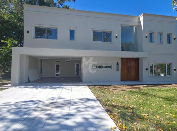 Casa · 1000m² · 5 Ambientes · 1 Cochera