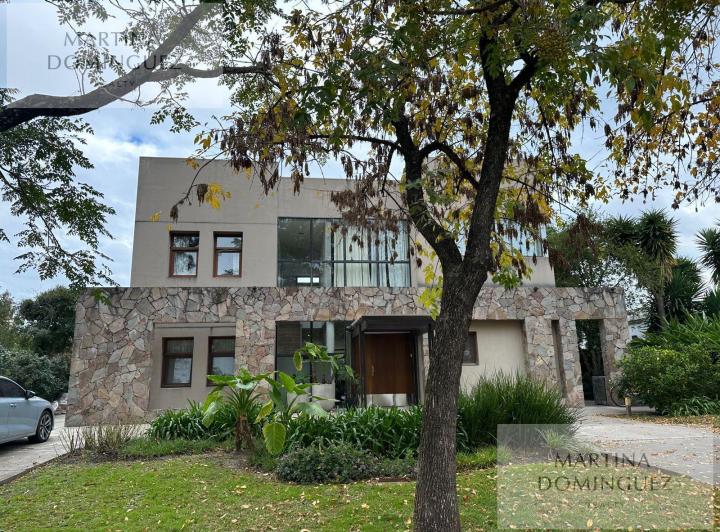 Casa · 1173m² · 8 Ambientes · 2 Cocheras