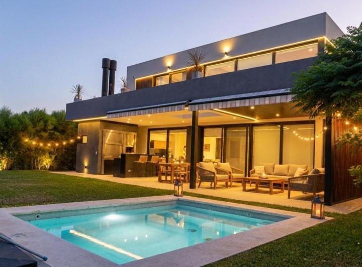 Casa · 350m² · 6 Ambientes · 4 Cocheras