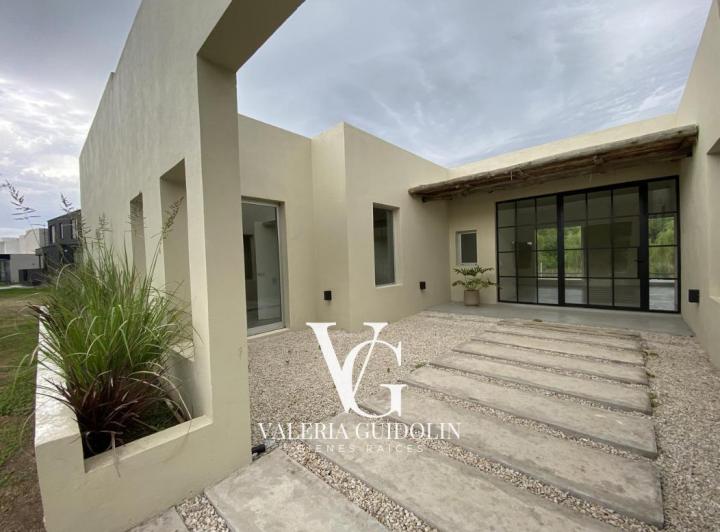 Casa · 163m² · 4 Ambientes · 2 Cocheras