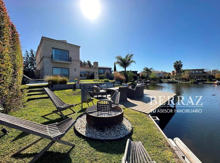 Casa · 366m² · 8 Ambientes · 4 Cocheras