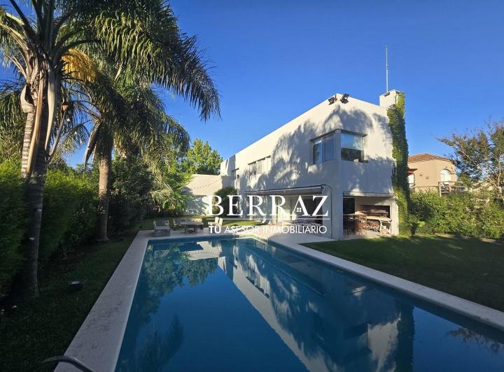 Casa · 200m² · 6 Ambientes · 4 Cocheras