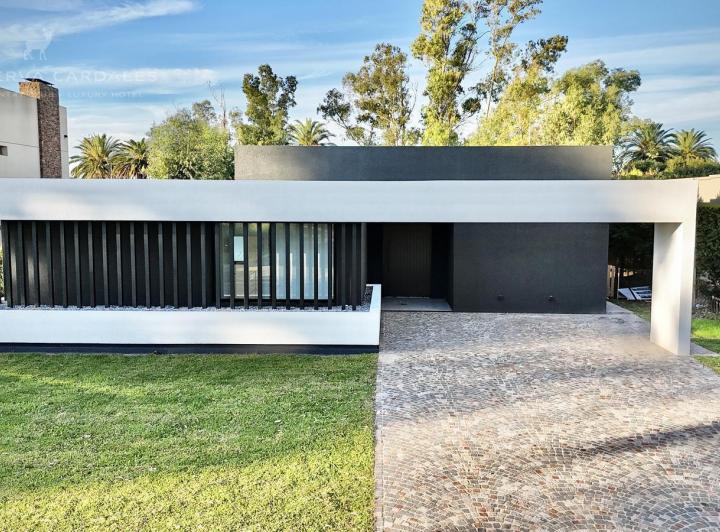 Casa · 200m² · 4 Ambientes · 2 Cocheras