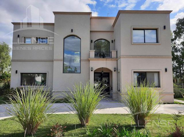 Casa · 216m² · 4 Ambientes · 5 Cocheras
