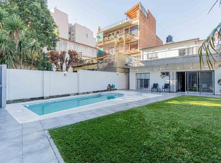 Casa · 327m² · 7 Ambientes · 2 Cocheras