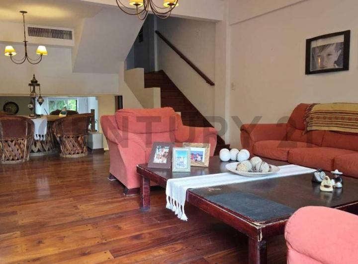 Casa · 235m² · 5 Ambientes · 1 Cochera