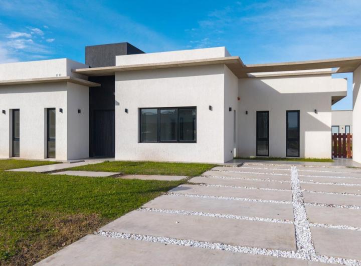 Casa · 165m² · 4 Ambientes · 2 Cocheras