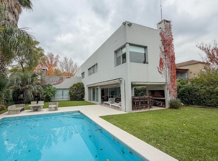 Casa · 200m² · 6 Ambientes · 4 Cocheras