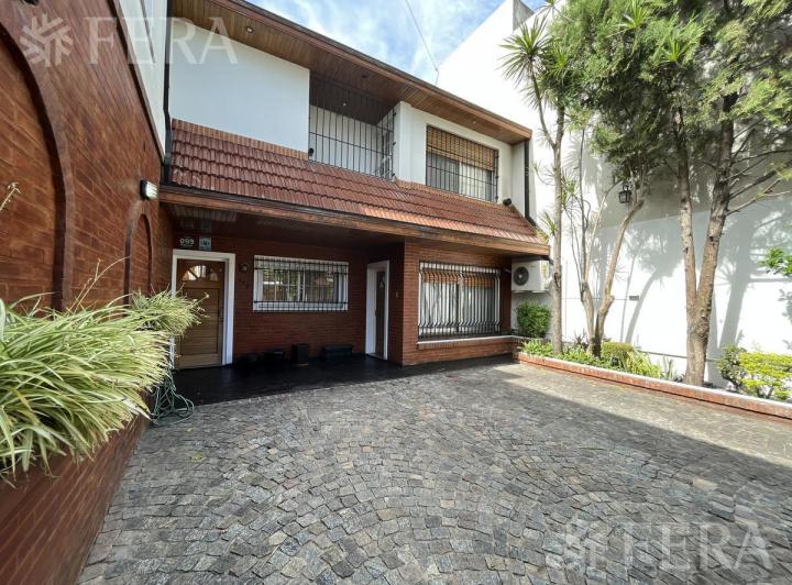 Casa · 211m² · 5 Ambientes · 1 Cochera