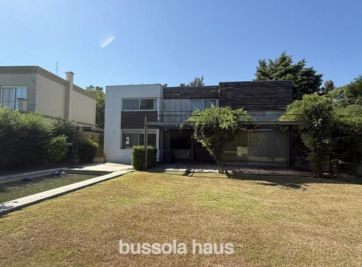 Casa · 235m² · 7 Ambientes · 1 Cochera