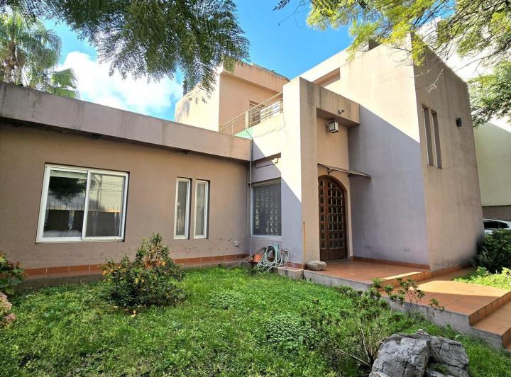 Casa · 340m² · 6 Ambientes · 2 Cocheras
