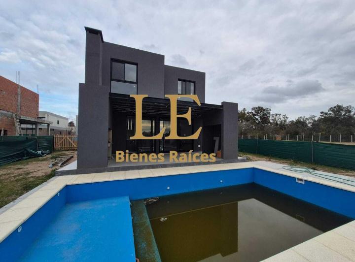 Casa · 234m² · 4 Ambientes · 2 Cocheras