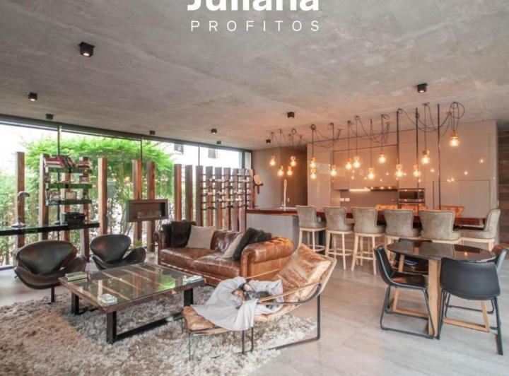 Casa · 250ha · 5 Ambientes · 2 Cocheras