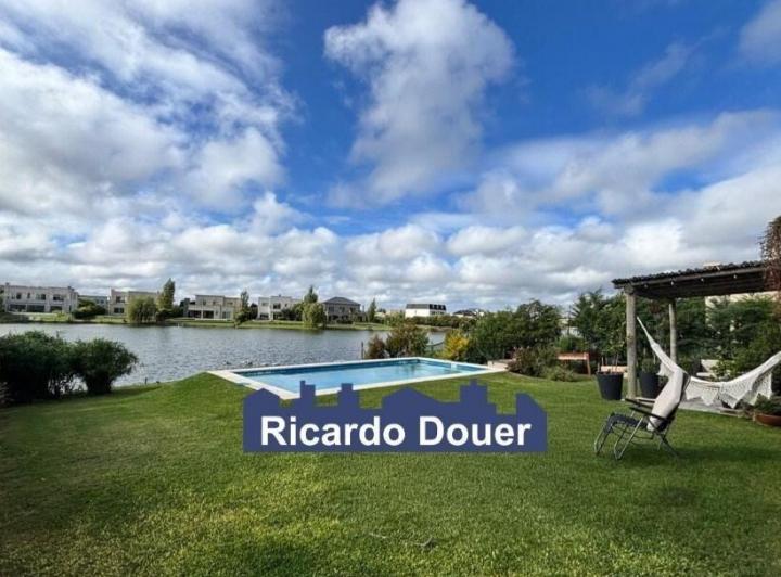 Casa · 266m² · 6 Ambientes · 1 Cochera