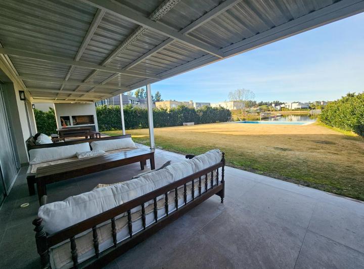 Casa · 300m² · 6 Ambientes · 2 Cocheras