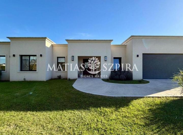 Casa · 195m² · 5 Ambientes · 2 Cocheras