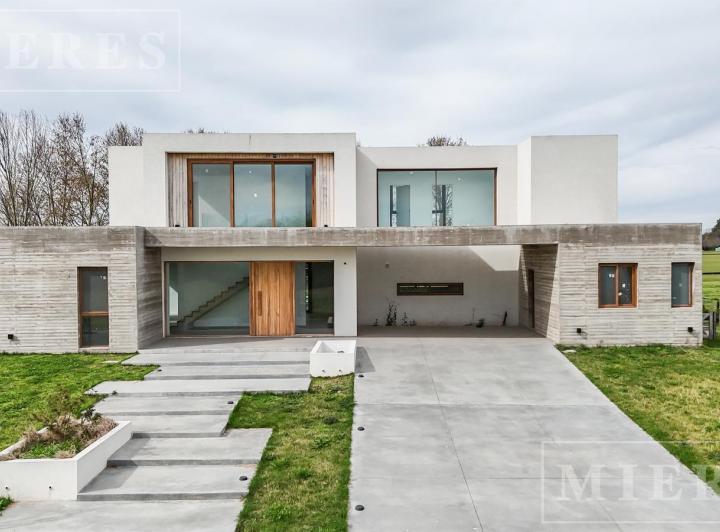 Casa · 294m² · 7 Ambientes · 2 Cocheras