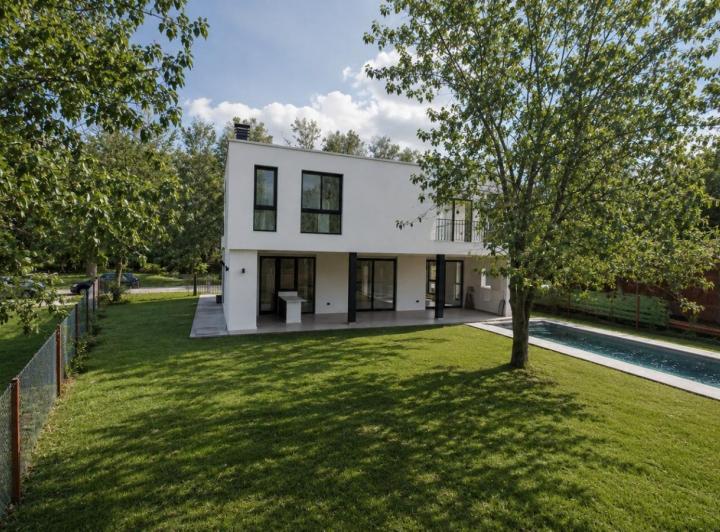 Casa · 240m² · 5 Ambientes · 2 Cocheras