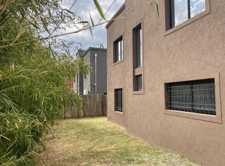 Casa · 66m² · 3 Ambientes · 2 Cocheras