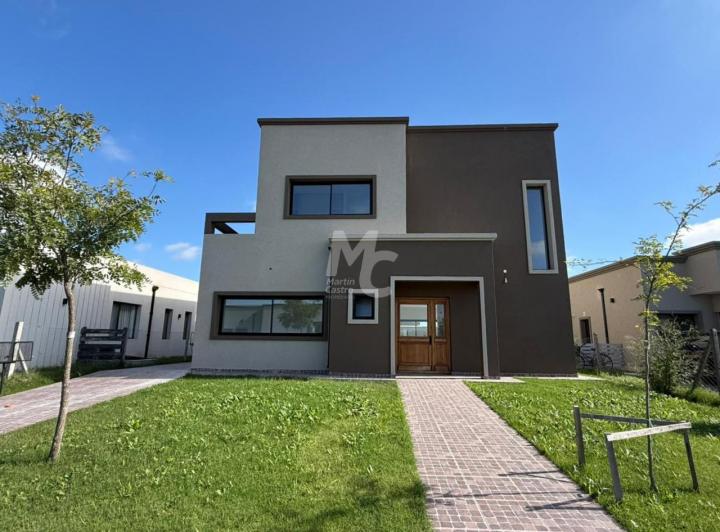 Casa · 252m² · 6 Ambientes · 2 Cocheras