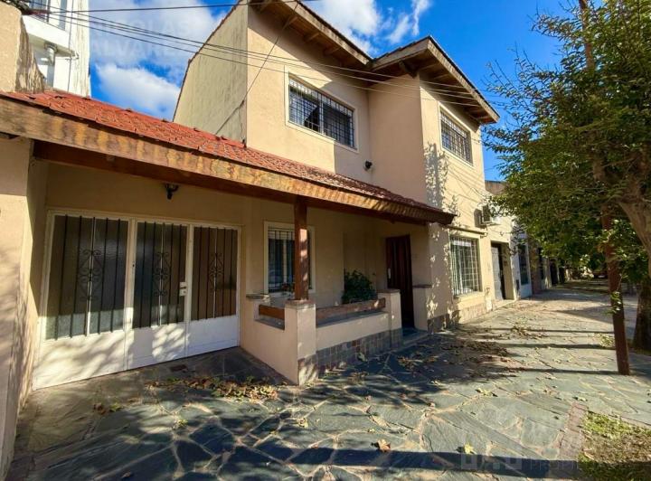 Casa · 200m² · 5 Ambientes · 2 Cocheras
