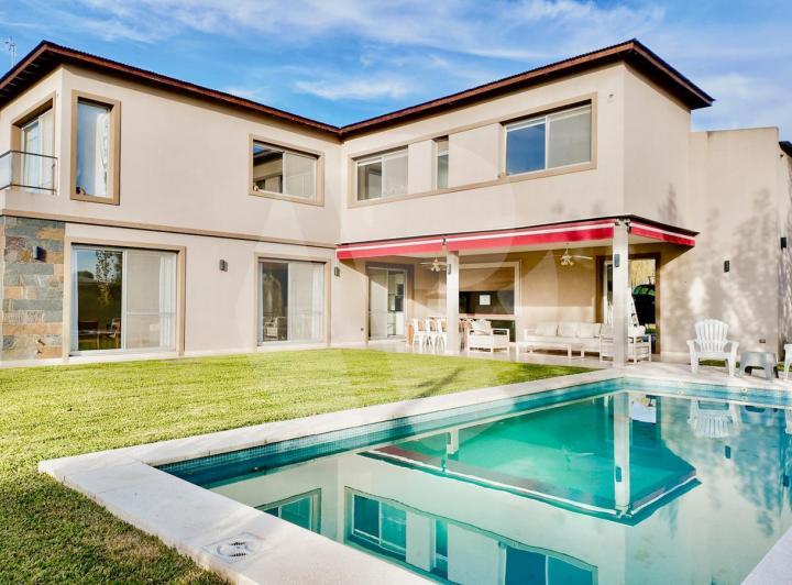 Casa · 427m² · 5 Ambientes · 2 Cocheras