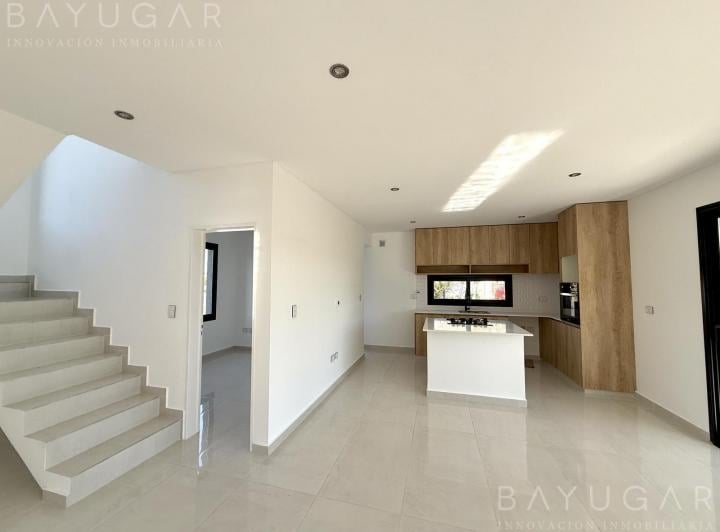 Casa · 155m² · 5 Ambientes · 3 Cocheras