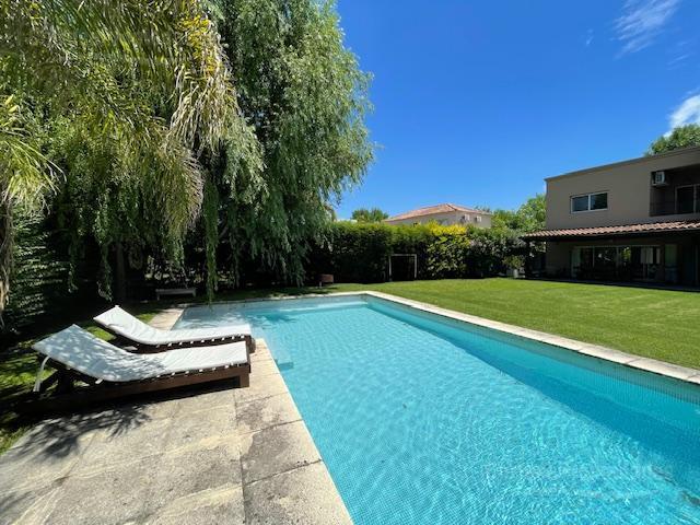 Casa · 174m² · 5 Ambientes · 2 Cocheras