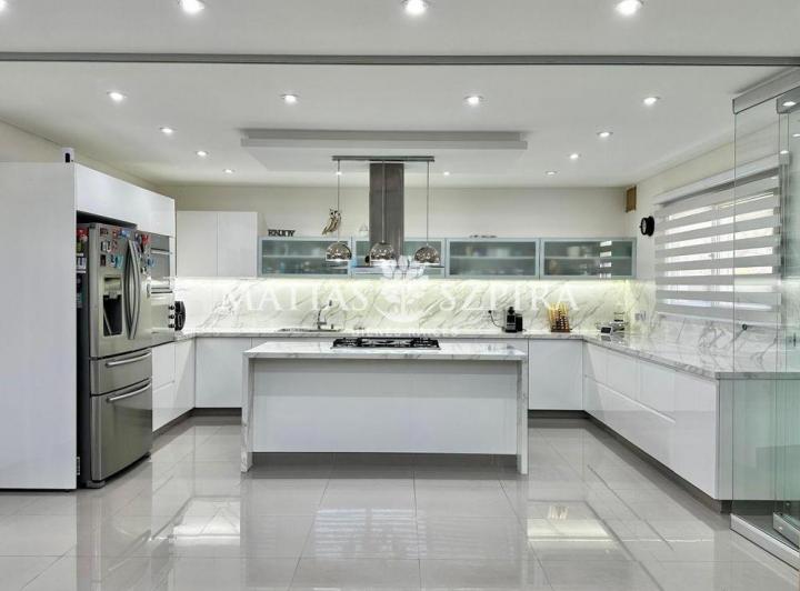 Casa · 360m² · 5 Ambientes · 3 Cocheras
