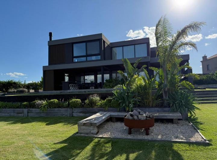 Casa · 253m² · 6 Ambientes · 4 Cocheras