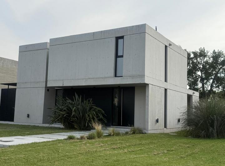 Casa · 152m² · 4 Ambientes · 2 Cocheras