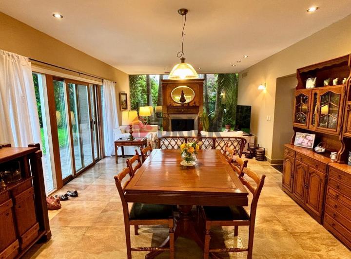 Casa · 412m² · 6 Ambientes · 3 Cocheras