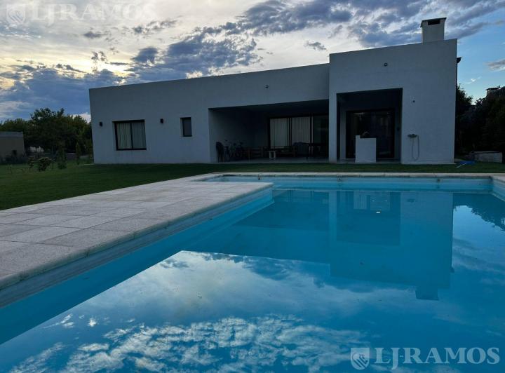 Casa · 180m² · 5 Ambientes · 6 Cocheras