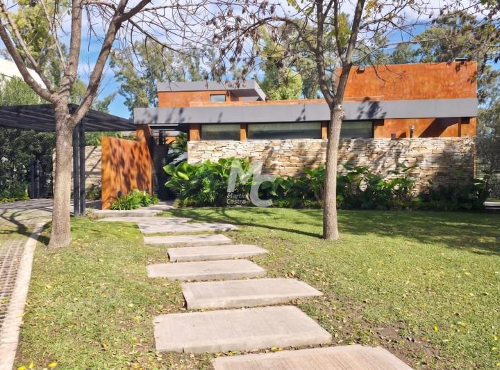 Casa · 235m² · 3 Ambientes · 1 Cochera