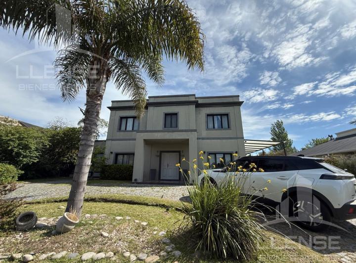 Casa · 270m² · 4 Ambientes · 2 Cocheras