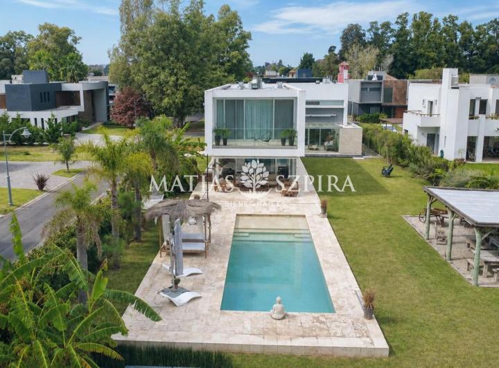 Casa · 333m² · 6 Ambientes · 2 Cocheras