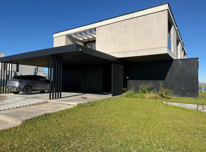 Casa · 340m² · 9 Ambientes · 2 Cocheras