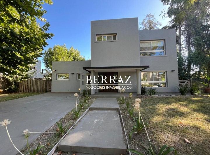 Casa · 200m² · 4 Ambientes · 2 Cocheras